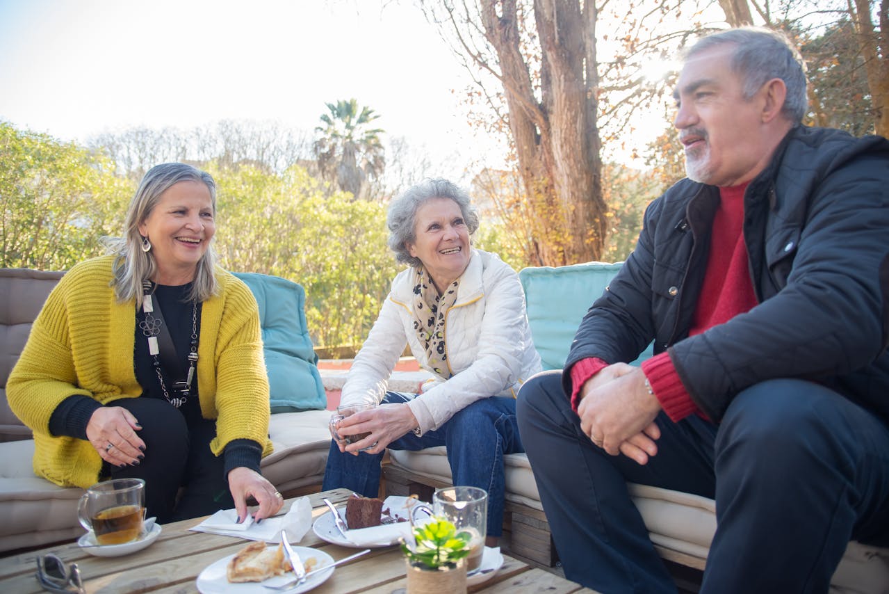 En esta fotografía, vemos a unas personas comiendo pastas y bebiendo café